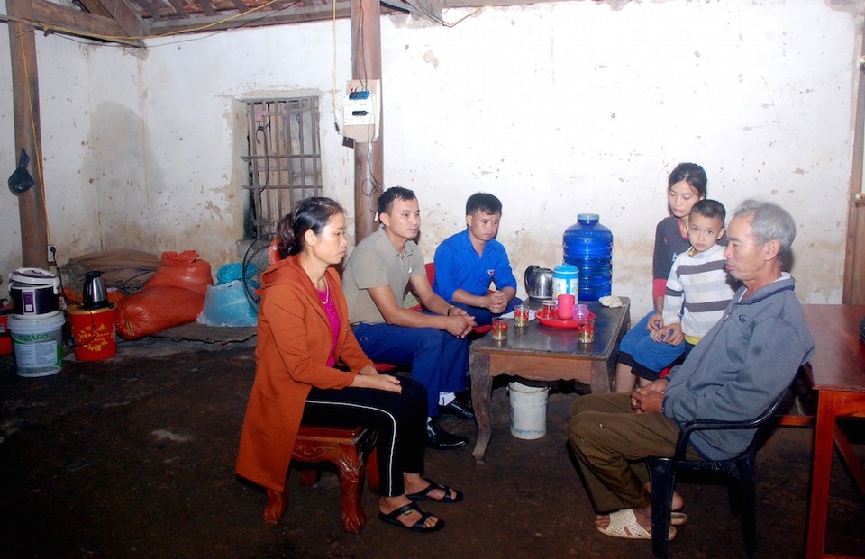 Bố mất, mẹ ốm đau, hai đứa trẻ mịt mờ tương lai - 2 Trong căn nhà cấp 4 cũ kỹ bà con lối xóm thường lui tới thăm hỏi và chia sẻ và giúp đỡ công việc phần nào giúp mẹ con chị Xuân qua khó khăn.