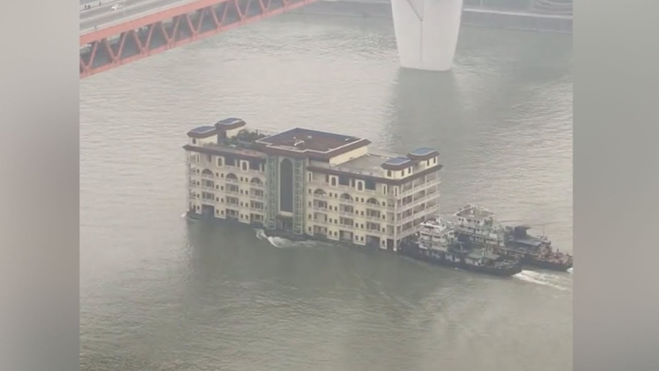 Cận cảnh tòa nhà 5 tầng lướt sóng trên sông Trường Giang