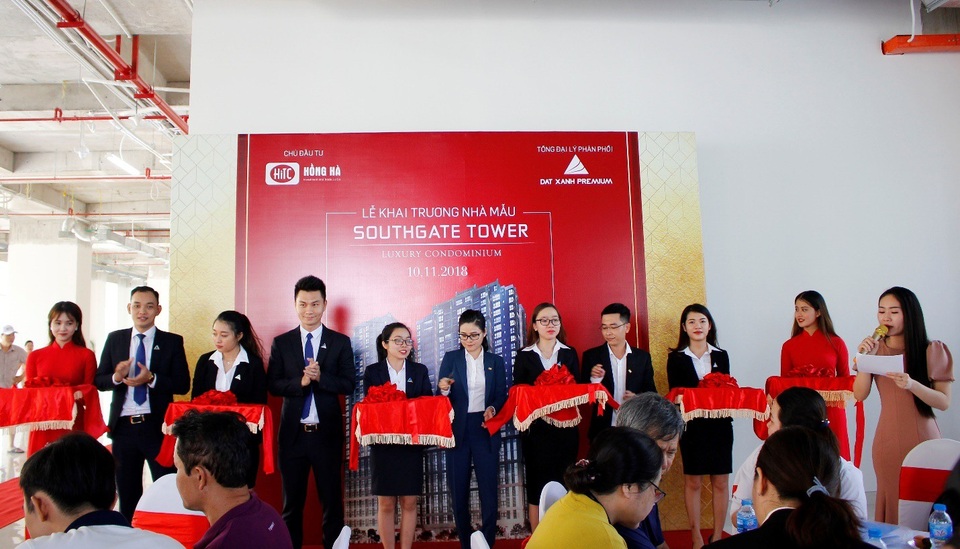 Hàng trăm khách hàng nô nức tham dự lễ khai trương nhà mẫu Southgate Tower - 1
Đại diện chủ đầu tư Hồng Hà và đơn vị phân phối độc quyền dự án Southgate Tower – Đất Xanh Premium cắt băng khánh thành khai trương nhà mẫu dự án.