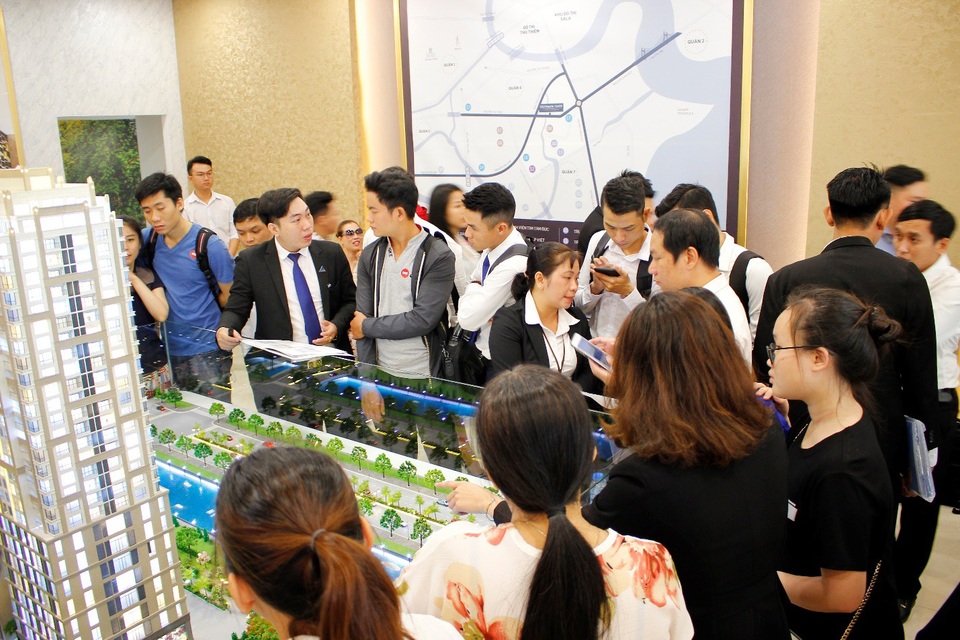 Hàng trăm khách hàng nô nức tham dự lễ khai trương nhà mẫu Southgate Tower - 2
Nhiều khách hàng đến từ sớm để tham quan nhà mẫu Southagte Tower.