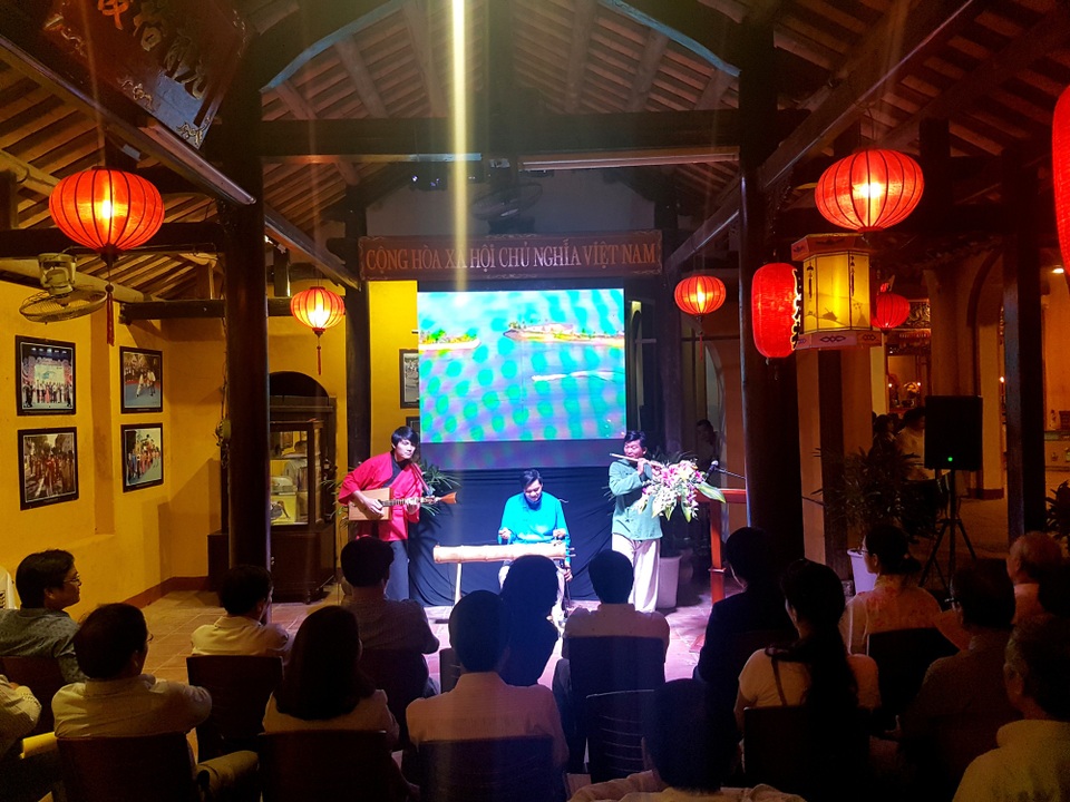 Giai điệu của các nhạc cụ dân tộc trong đêm kỷ niệm 1 năm khai trương “Không gian văn hóa Việt Nam - Nhật Bản”