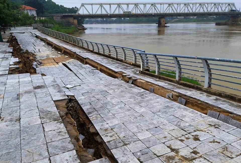 Dự án kè hơn 100 tỷ đồng sạt lở, sụt lún "khủng khiếp" - 5 Công trình này dù được sửa chữa nhiều lần nhưng chưa được bao lâu lại xuống cấp với mức độ ngày càng trầm trọng.