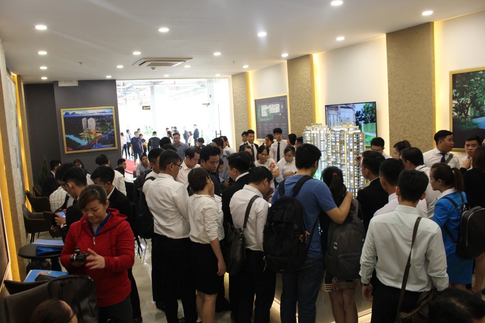 Hàng trăm khách hàng nô nức tham dự lễ khai trương nhà mẫu Southgate Tower - 3
Không khí sôi động tại buổi lễ khai trương nhà mẫu dự án Southgate Tower