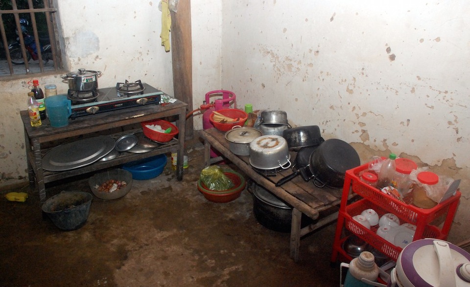 Bố mất, mẹ ốm đau, hai đứa trẻ mịt mờ tương lai - 5 Số tiền vay mượn cho chồng đi XKLĐ chưa trả hết, lại phải vay mượn đưa chồng về điều trị do tai nạn mọi đồ đạc trong nhà đều phải bán tháo để lo cho chồng.