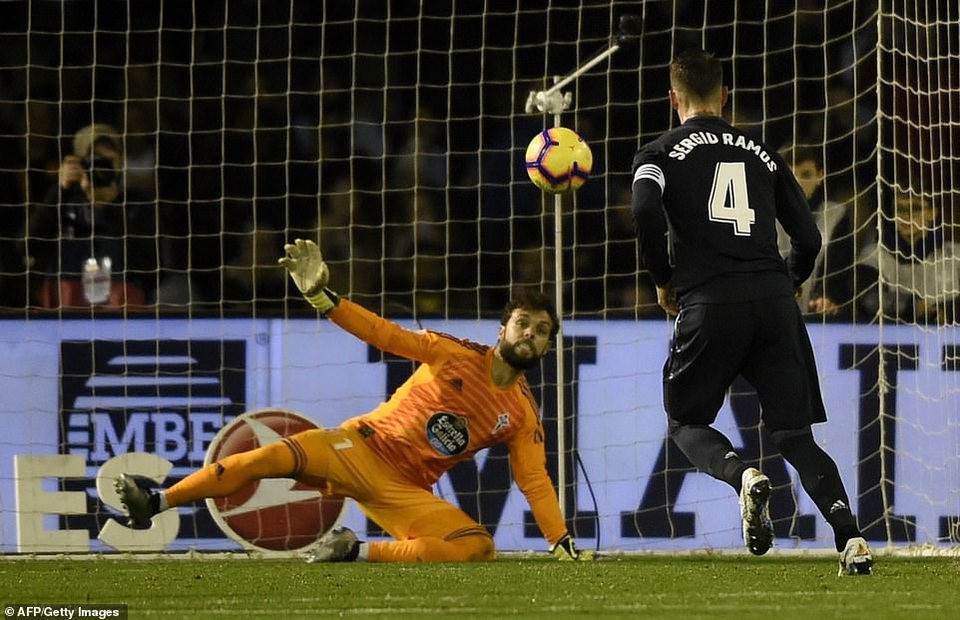 Benzema chói sáng, Real Madrid tiếp đà thăng hoa thời HLV Solari - 6
Ramos thực hiện quả phạt đền theo kiểu panelka điệu nghệ