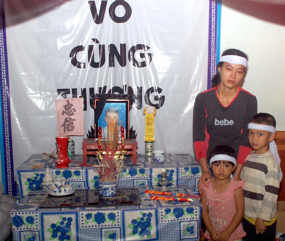 Bố mất, mẹ ốm đau, hai đứa trẻ mịt mờ tương lai - 8 Cùng con thắp nén hương cho chồng chị Nguyễn Thị Xuân canh cánh trong lòng bao nỗi lo, nợ nần, ốm đau và nhất là mong mình khỏe để đi làm lo cho các con.
