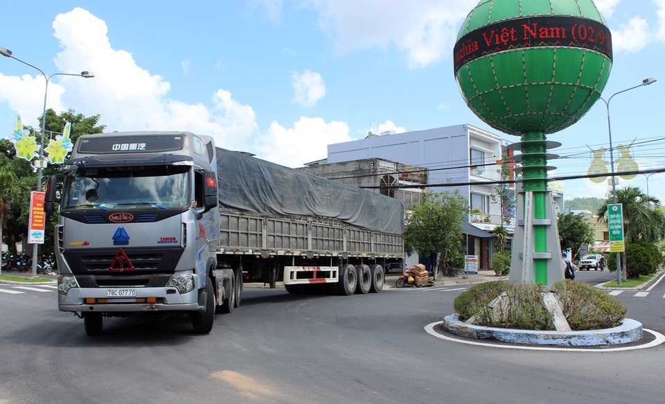 Nhiều bất cập trên quốc lộ 19C, tiềm ẩn nguy cơ gây tai nạn giao thông! - 1 Do không có đường tránh, nên nhiều xe có tải trọng lớn buộc phải đi vào con đường nội thị TT. La Hai