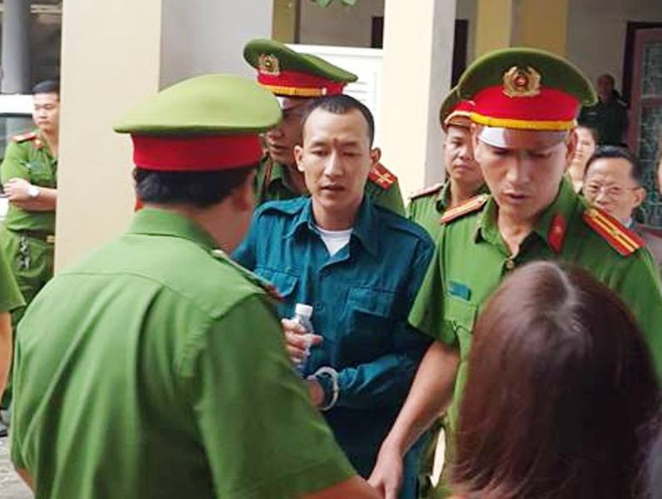 Nguyên thầy giáo thể dục vận chuyển 15 bánh heroin xin sớm được tử hình - 2 Nguyên thầy giáo thể dục bị tuyên án tử hình vì vận chuyển 15 bánh heroin.