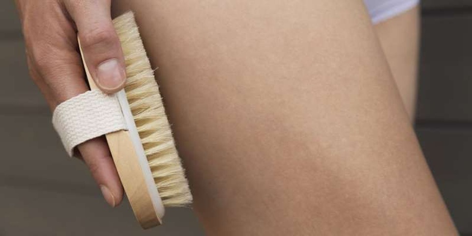 Chải khô có chữa được da sần vỏ cam không? - 1 Chải khô là chải bằng bàn chải khô.