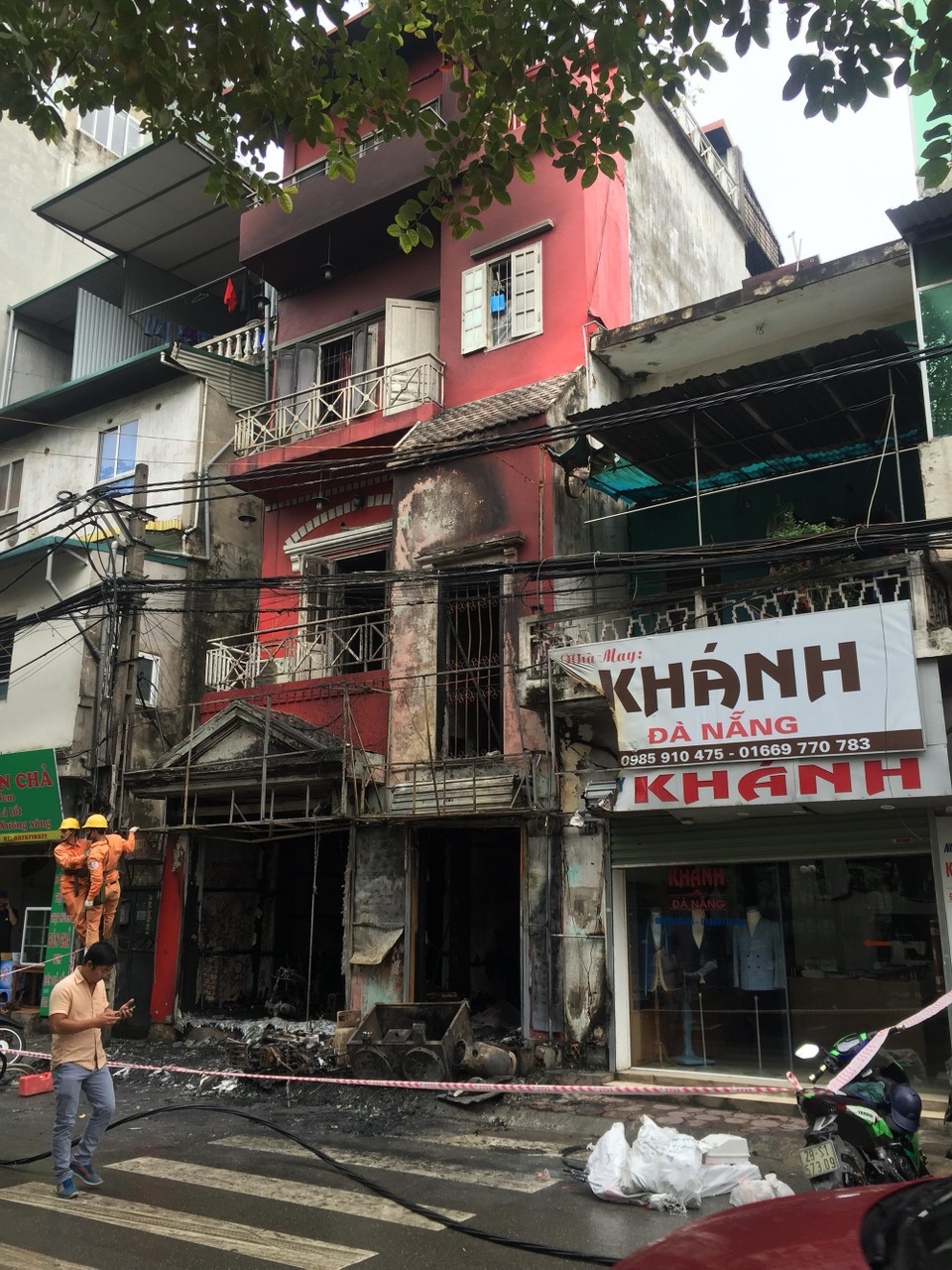 Thay bình gas ngay cạnh bếp lửa, 2 người bỏng nặng - 1 Hiện trường vụ cháy được phong tỏa, phục vụ công tác điều tra (Ảnh: Nguyễn Trường).
