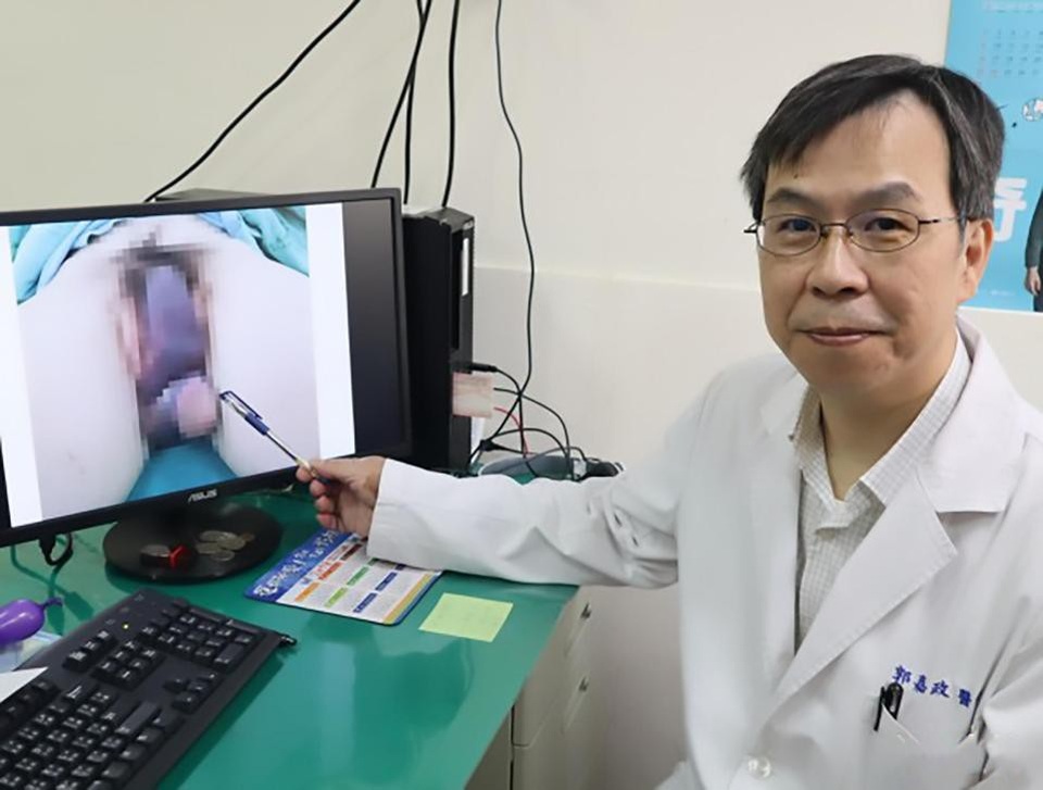 “Của quý” gãy làm 3 do sai tư thế khi “yêu” - 1 Các bác sĩ mô tả “của quý” của nạn nhân trông giống như “chiếc kèn saxophone cỡ quả cà tím.