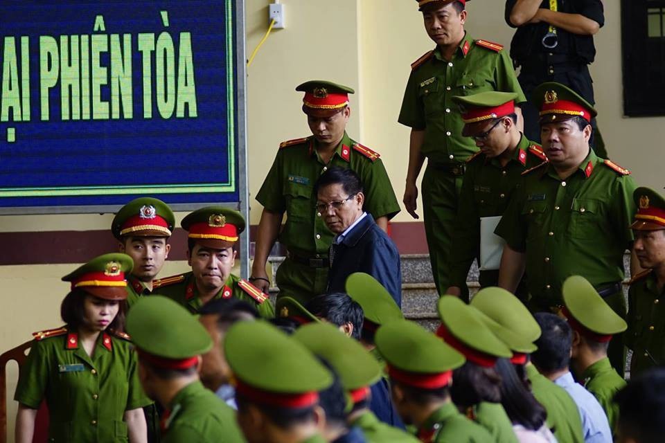 Bị cáo Phan Văn Vĩnh đề nghị không đăng bản án lên cổng thông tin của tòa - 10
Cựu Trung Tướng Phan Văn Vĩnh (áo màu xanh tím than)