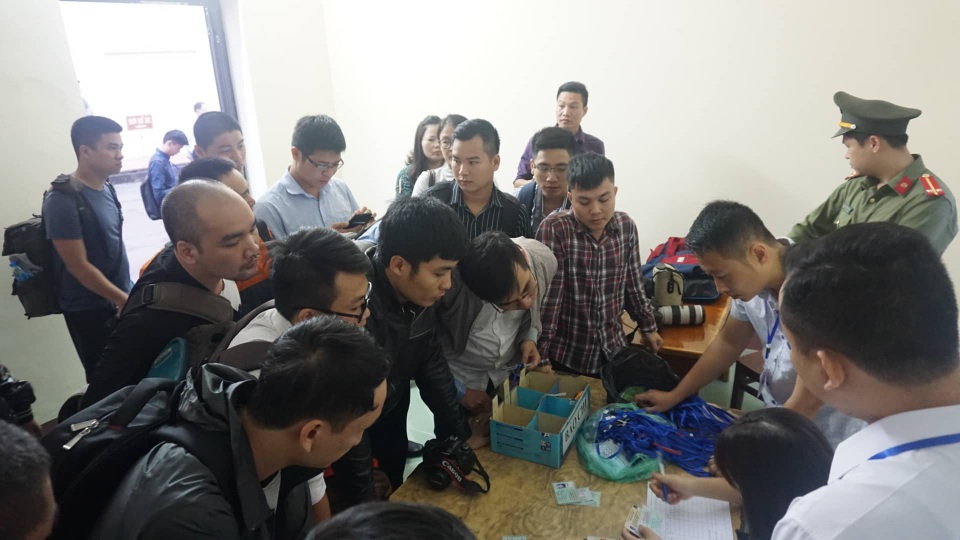 Bị cáo Phan Văn Vĩnh đề nghị không đăng bản án lên cổng thông tin của tòa - 17
Phóng viên đang lấy thẻ tác nghiệp phiên xử
