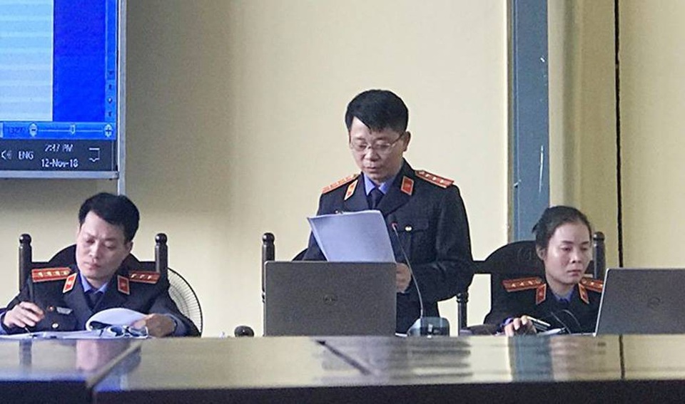 2 cựu tướng bị cáo buộc bảo kê cho 2 ông trùm thu hàng nghìn tỷ - 1
Đại diện VKSND đọc cáo trạng