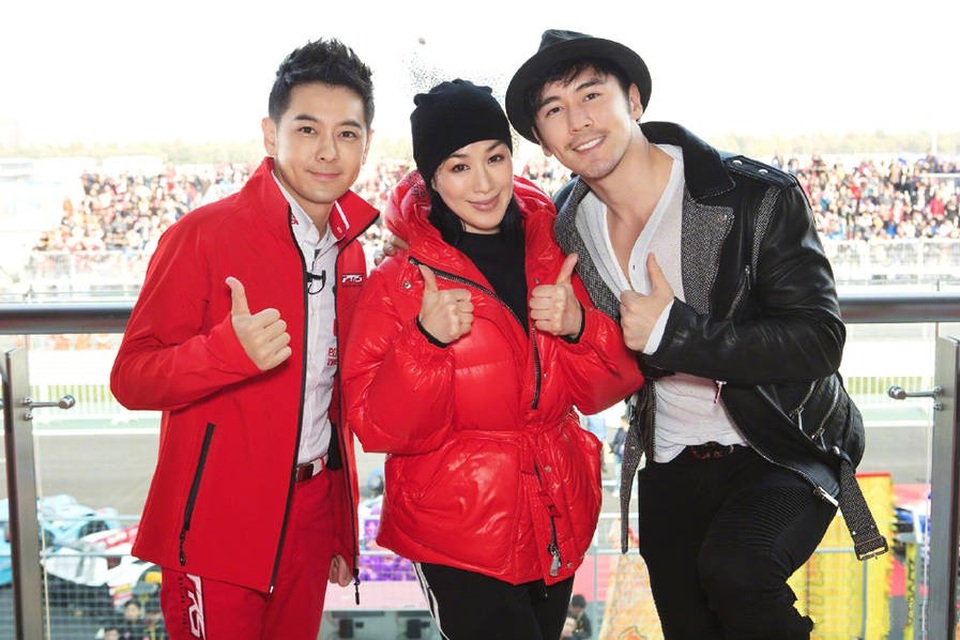 Lâm Chí Dĩnh lần đầu đưa vợ đi dự sự kiện sau 14 năm - 1
Lâm Chí Dĩnh xuất hiện tại trường đua cùng vợ chồng Chung Lệ Đề, ngày 11/11. Hotboy của làng giải trí xứ Đài vẫn trẻ trung như cách đây 20 năm dù hiện tại anh đã ngoài 40 tuổi.