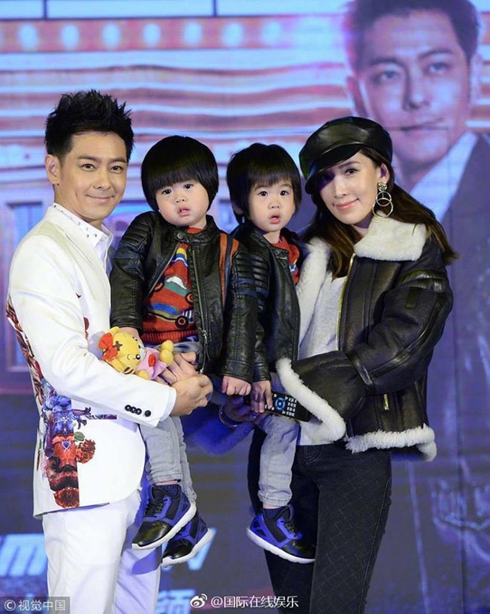 Lâm Chí Dĩnh lần đầu đưa vợ đi dự sự kiện sau 14 năm - 10
Lâm Chí Dĩnh cho biết, vợ anh rất thiệt thòi khi kết hôn với anh. Cô phải từ bỏ sự nghiệp người mẫu và chịu nhiều áp lực từ các fan nữ của anh. Họ cho rằng, Nhược Nghi không cân xứng về nhan sắc, danh tiếng với Lâm Chí Dĩnh.