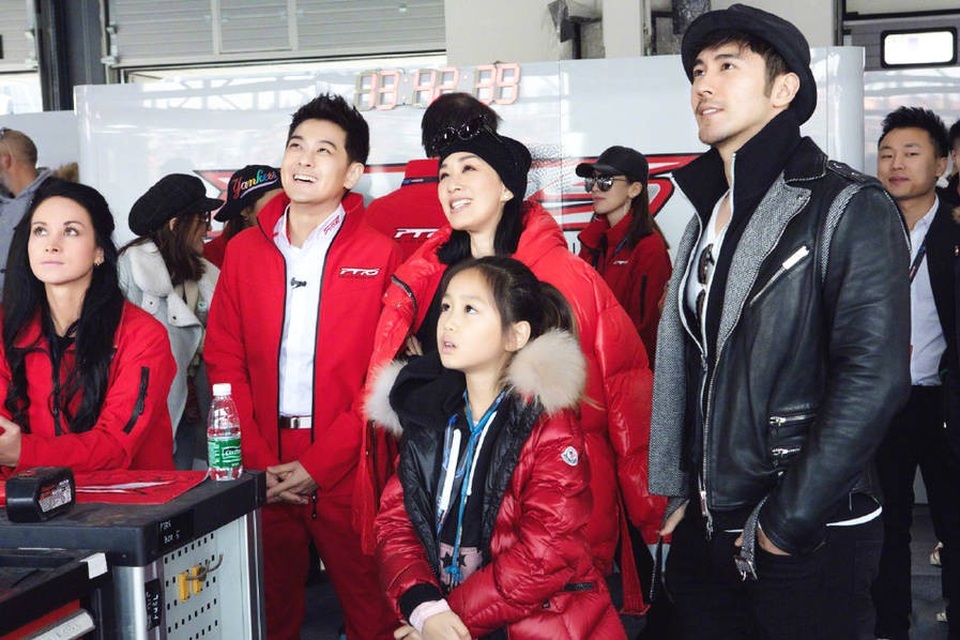 Lâm Chí Dĩnh lần đầu đưa vợ đi dự sự kiện sau 14 năm - 4
Lâm Chí Dĩnh và vợ chồng Chung Lệ Đề chăm chú theo dõi đội đua của họ thi đấu.