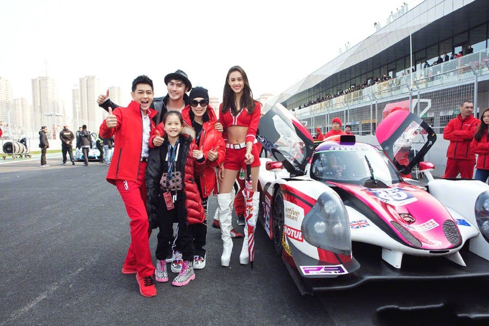 Lâm Chí Dĩnh lần đầu đưa vợ đi dự sự kiện sau 14 năm - 5
Vợ chồng Chung Lệ Đề và Lâm Chí Dĩnh chụp ảnh kỷ niệm tại trường đua. Chung Lệ Đề mang theo cô con gái út của cô tới sự kiện này.