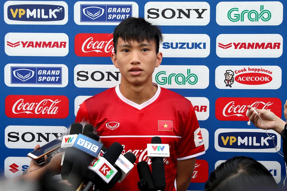 Văn Hậu: “Tuyển Việt Nam sẽ đáp lại tình cảm của người hâm mộ xếp hàng mua vé” - 1
Văn Hậu xúc động trước tình cảm của người hâm mộ Việt Nam - Ảnh: Gia Hưng
