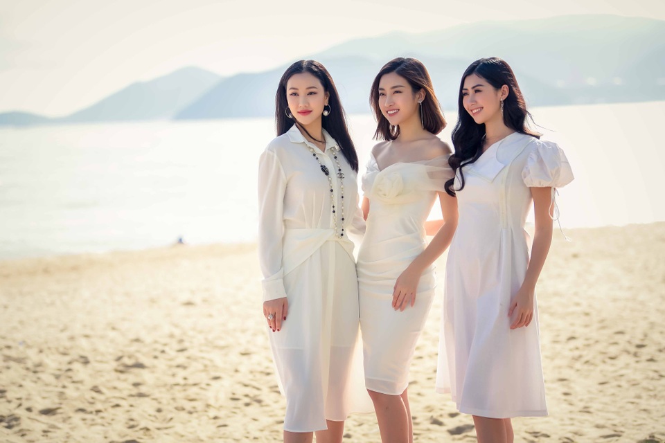 Mỹ Linh chưa thể quên được cảm giác tủi thân, đơn độc… khi thi hoa hậu - 2 3 người đẹp thả bước thong dong trong nắng vàng xứ biển.