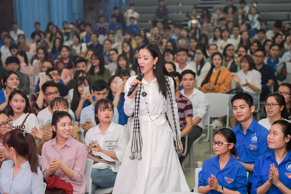 Mỹ Linh chưa thể quên được cảm giác tủi thân, đơn độc… khi thi hoa hậu - 7 Mỹ Linh chưa thể quên được cảm giác tủi thân, đơn độc… khi thi hoa hậu - 7