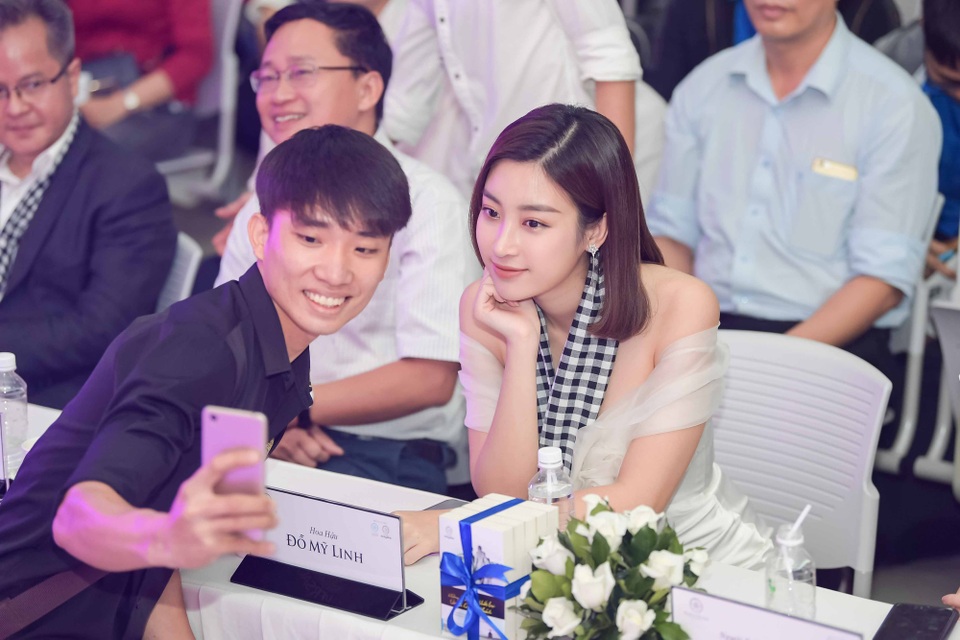 Mỹ Linh chưa thể quên được cảm giác tủi thân, đơn độc… khi thi hoa hậu - 5 Mỹ Linh giao lưu với khán giả.