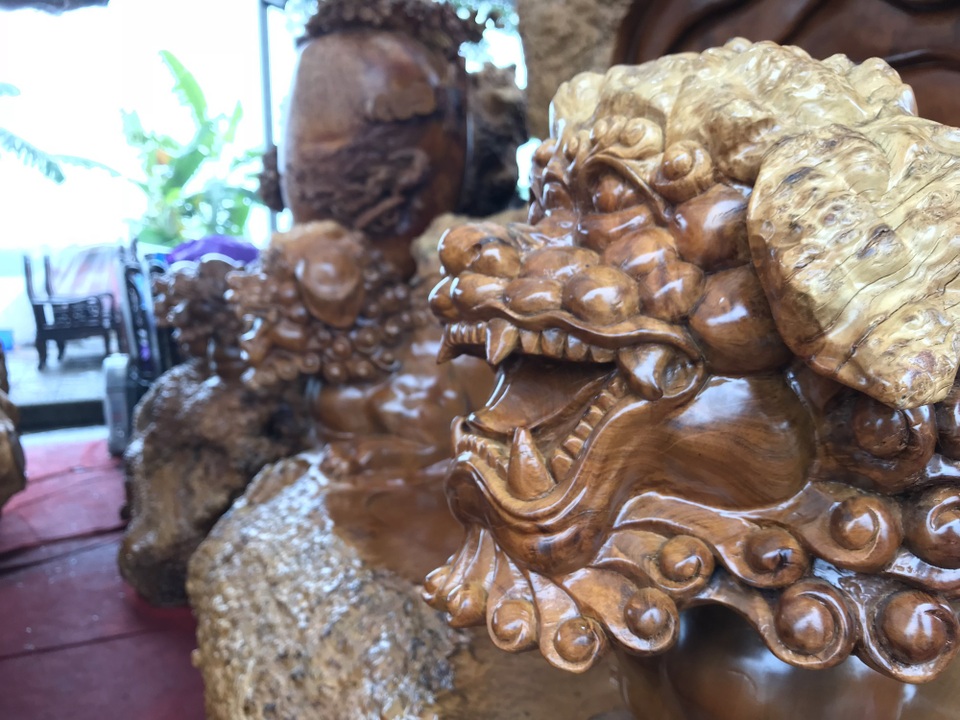 Hàng trăm người kéo nhau đến xem bộ ghế Kỳ Mộc tứ linh 3,8 tỷ đồng - 6 Tay ghế đơn là hình lân