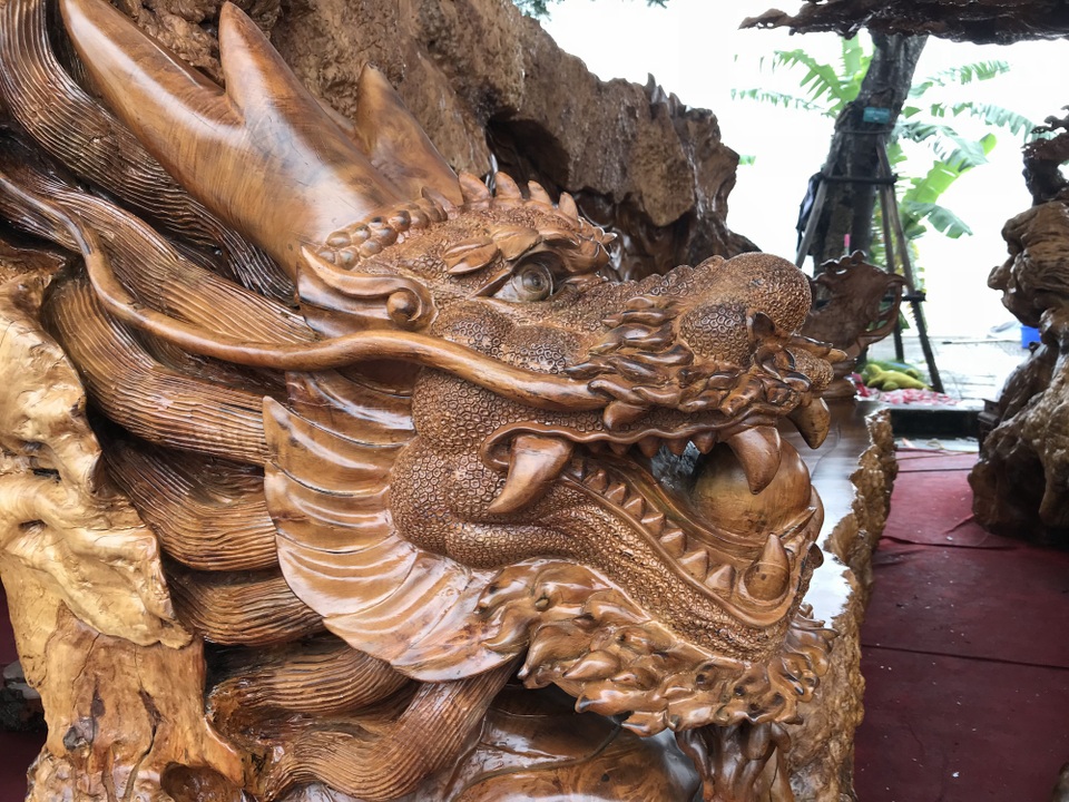 Hàng trăm người kéo nhau đến xem bộ ghế Kỳ Mộc tứ linh 3,8 tỷ đồng - 3 Đầu rồng đục trên tay ghế