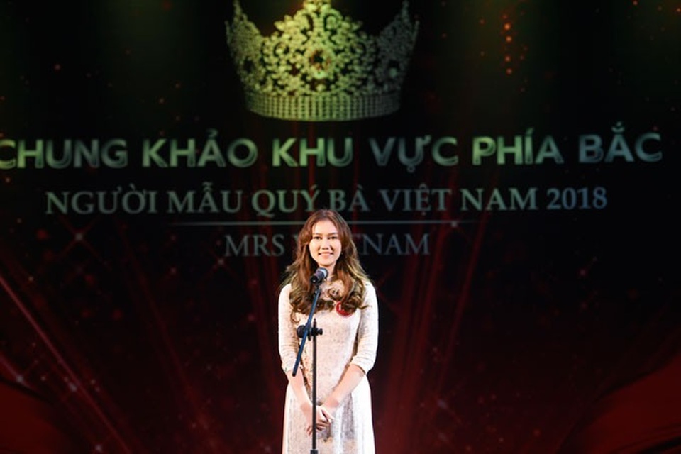 Hương Giang "Sống chung với mẹ chồng" tự tin tranh giải Mrs VietNam - 4 Hương Giang trên sân khấu vòng Chung khảo cuộc thi Người mẫu Quý bà Việt Nam khu vực phía Bắc.
