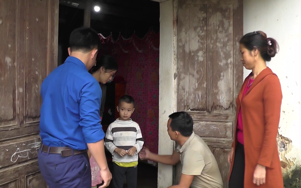 Bố mất, mẹ ốm đau, hai đứa trẻ mịt mờ tương lai - 1 Bố mất, mẹ ốm đau, hai đứa trẻ mịt mờ tương lai - 1