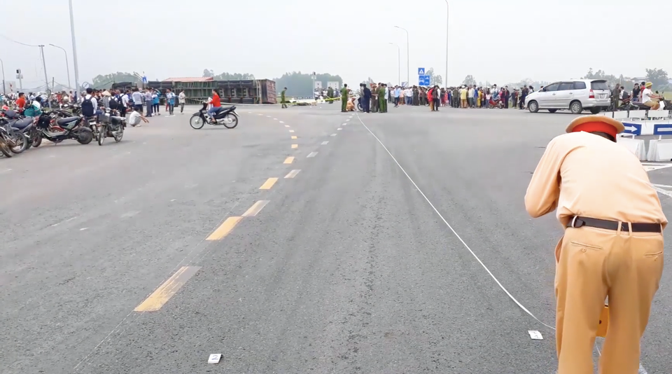 
CSGT đo vẽ hiện trường vụ tai nạn thương tâm (Ảnh: Đức Đô).
