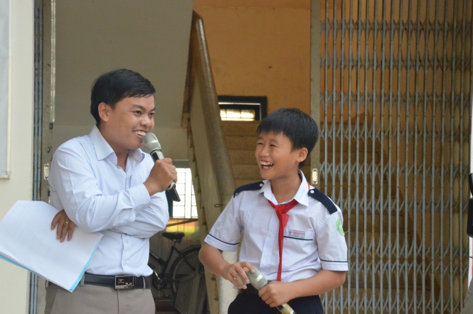 Học sinh thích thú tham gia mô hình Em yêu lịch sử Việt Nam