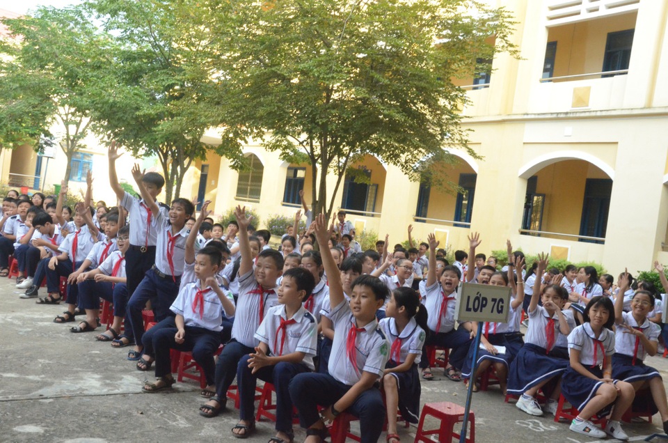 Học sinh háo hức xin trả lời câu hỏi.