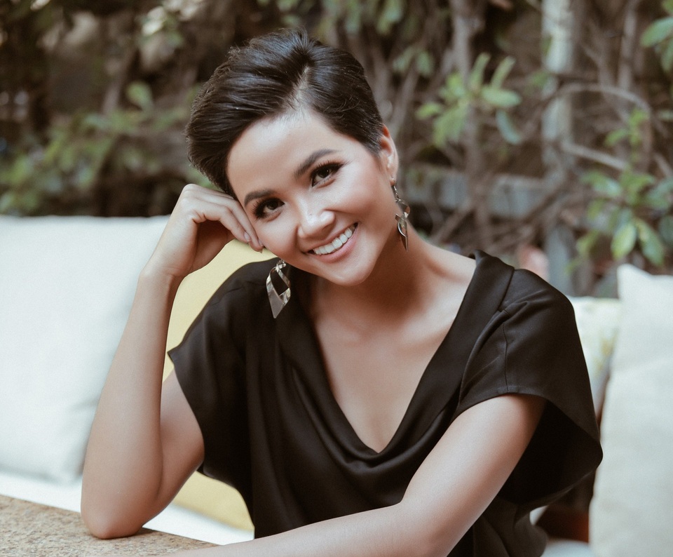 Á hậu Thúy Vân chia sẻ kinh nghiệm thi quốc tế cho H’Hen Niê - 6 Đối với cuộc thi Miss Universe sắp tới, H’Hen Niê gây bất ngờ khi chia sẻ, nếu đạt được vị trí cao là điều tốt nhưng cô không nghĩ mình sẽ gắn bó với hình ảnh showbiz. Thay vào đó, cô muốn dành thời gian cho các hoạt động cộng đồng, làm những việc có ý nghĩa và giá trị với xã hội. Cô nói: “Cuộc đời này là ở tạm thôi, và thời gian ở tạm đó là thử thách của mình”.