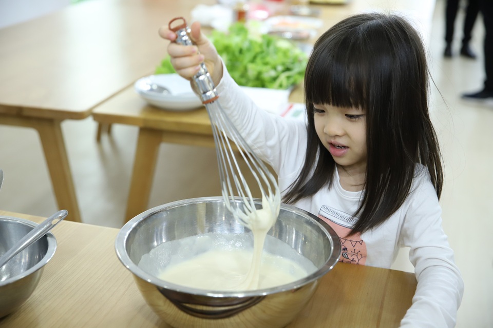 Các trường không thể “thả nổi” bữa ăn học đường - 2
Việc nuôi bán trú hiện ở các trường đang chỉ phục vụ nhu cầu tự nguyện của phụ huynh nên chưa đầu tư, thiếu cán bộ có chuyên môn. (Ảnh minh họa)