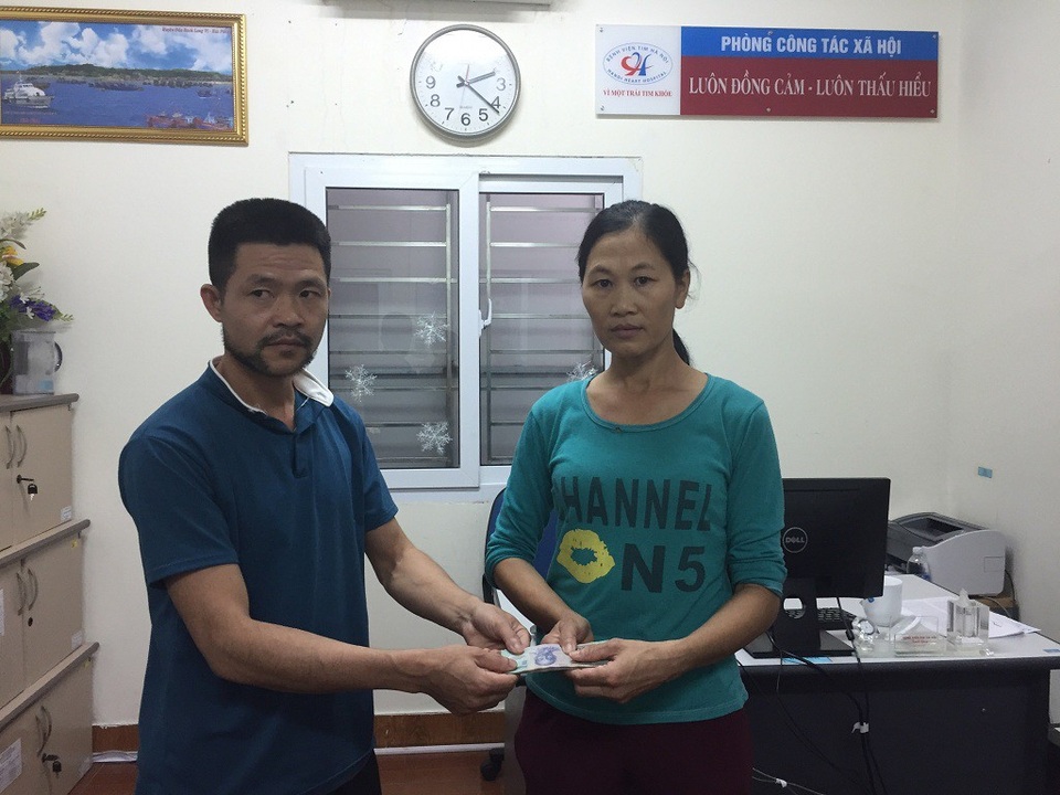 Gần 250 triệu đồng đến với em Mè Thị Oanh bị bệnh tim - 3 Anh Thương trích ra 15 triệu đồng để giúp 1 bệnh nhân nằm cùng phòng với con gái mình.