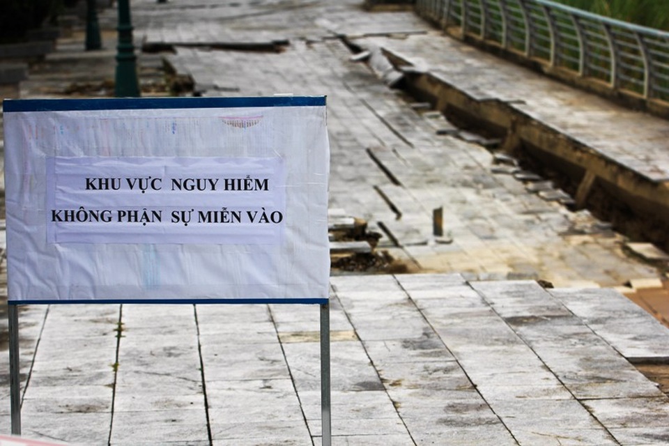 Dự án kè hơn 100 tỷ đồng sạt lở, sụt lún "khủng khiếp" - 8 Chính quyền địa phương cắm biển cảnh báo nguy hiểm.