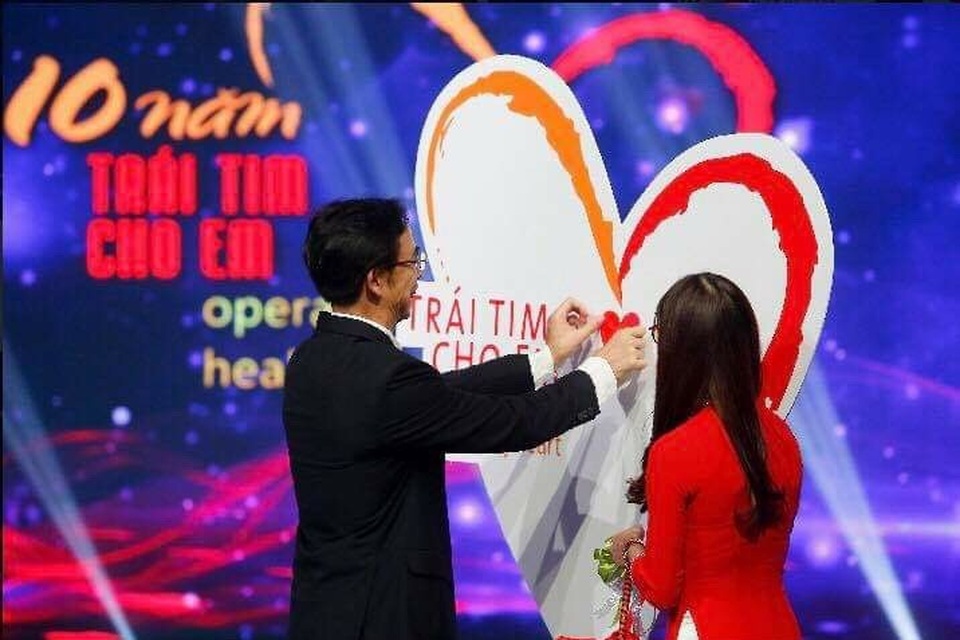 Những cuốn sách chữa lành trái tim - 1
Ủng hộ chương trình Trái tim cho em, GS.TS Nguyễn Quang Tuấn là người đầu tiên gắn trái tim lên backdrop Trái tim của chương trình