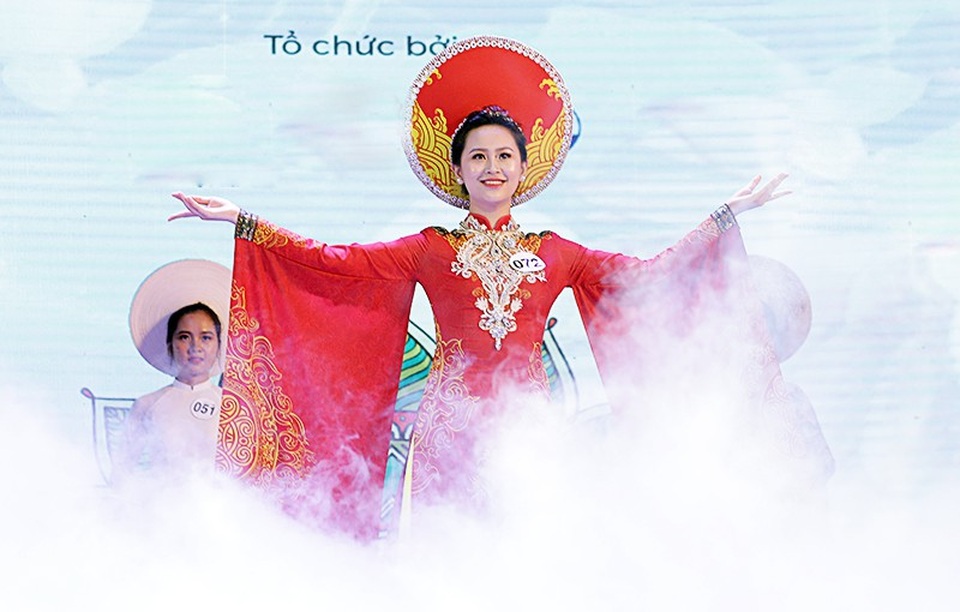 Nữ sinh Học viện Cảnh sát, Sư phạm đăng quang Imiss Thăng Long 2018 - 2
Đồng Hoàng Anh là nữ sinh Học viện Cảnh sát Nhân dân. Cô xuất hiện trên sân khấu với trang phục áo dài đỏ nổi bật.