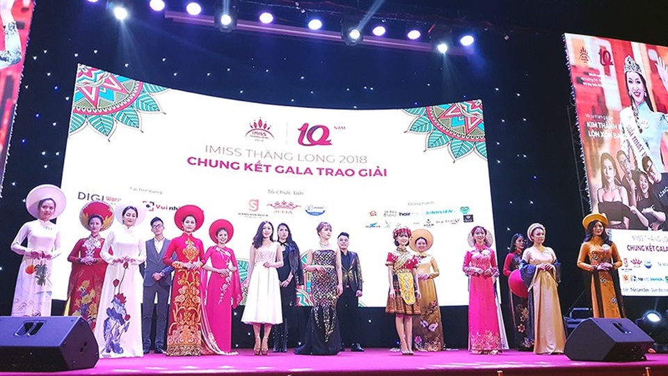 Nữ sinh Học viện Cảnh sát, Sư phạm đăng quang Imiss Thăng Long 2018 - 1
Toàn cảnh 17 thí sinh tranh tài trong đêm chung kết Imiss Thăng Long 2018 ở 2 hạng mục Ca hát và Chụp ảnh.