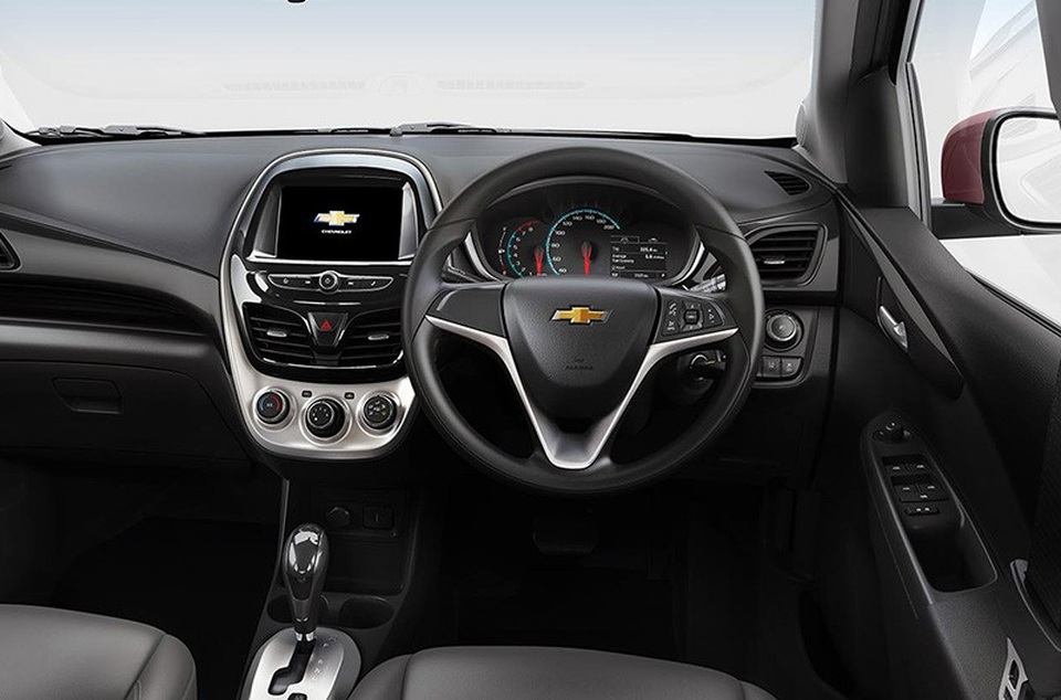 Chevrolet Spark, Vauxall Viva Rock hay Opel Karl Rock - Nguyên mẫu nào cho xe VinFast? - 3
Nội thất của mẫu Chevrolet Spark tại Indonesia