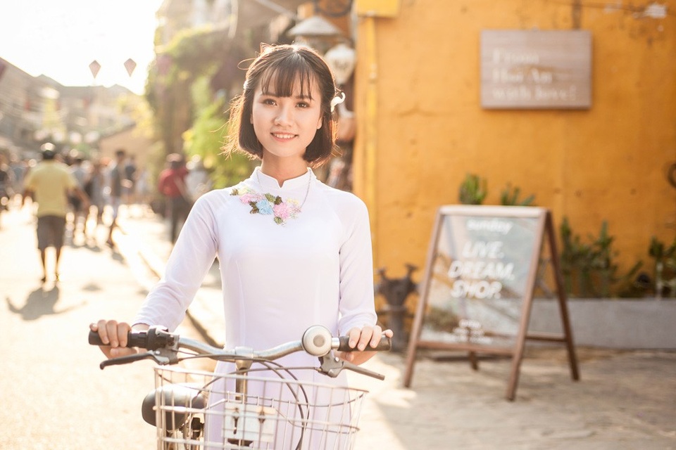 Ngắm cặp đôi nữ sinh xinh đẹp đăng quang Imiss Thăng Long 2018 - 13
Với bộ ảnh được thực hiện tại Hội An, Mạc Thùy Dương cho thấy bên cạnh giọng hát trời phú, cô còn sở hữu gương mặt rất đáng yêu.