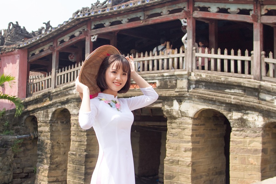 Ngắm cặp đôi nữ sinh xinh đẹp đăng quang Imiss Thăng Long 2018 - 11
Trong đêm Chung kết, cô đã chinh phục toàn bộ khán giả và Ban giám khảo với tiết mục Gặp nhau giữa rừng mơ.