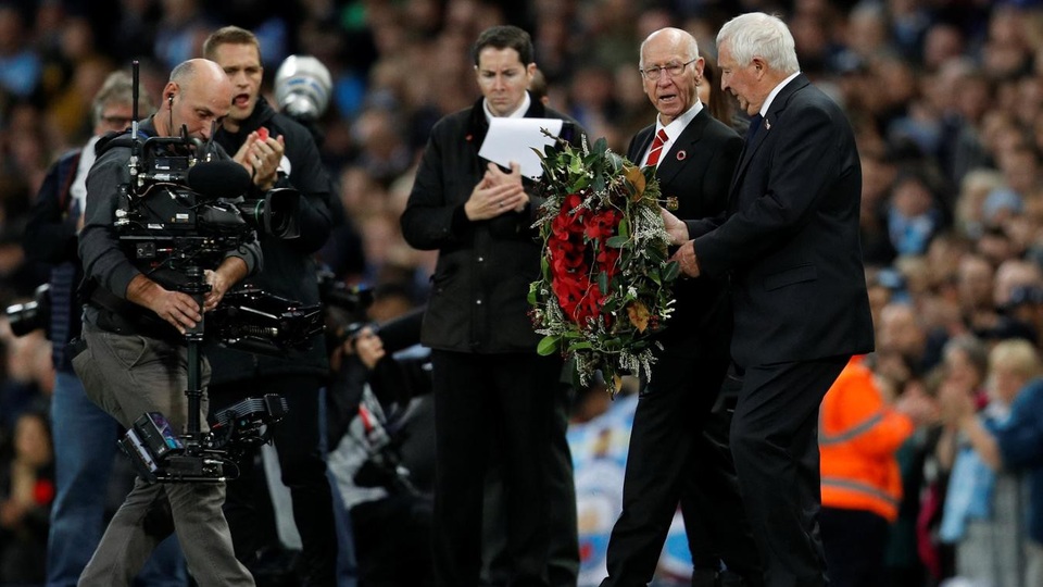 
Vòng hoa tưởng niệm các binh sĩ anh đã ngã xuống trong các cuộc chiến tranh thế giới được các huyền thoại bóng đá đặt tại Etihad
