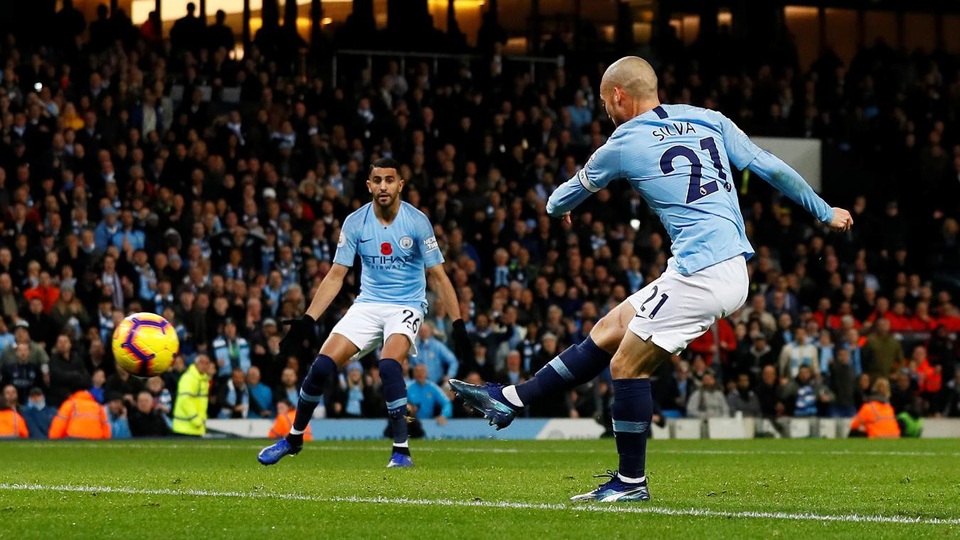 
Ngay phút 12, Silva đã khiến lưới của De Gea rung lên sau cú dứt điểm ở trung tâm vòng cấm địa
