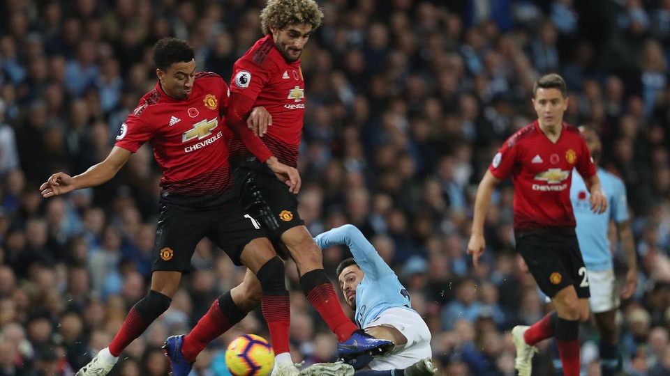 Ai chơi tệ nhất trong trận thua cay đắng của Man Utd? - 2
Pha tranh bóng khá rối của Lingard và Fellaini