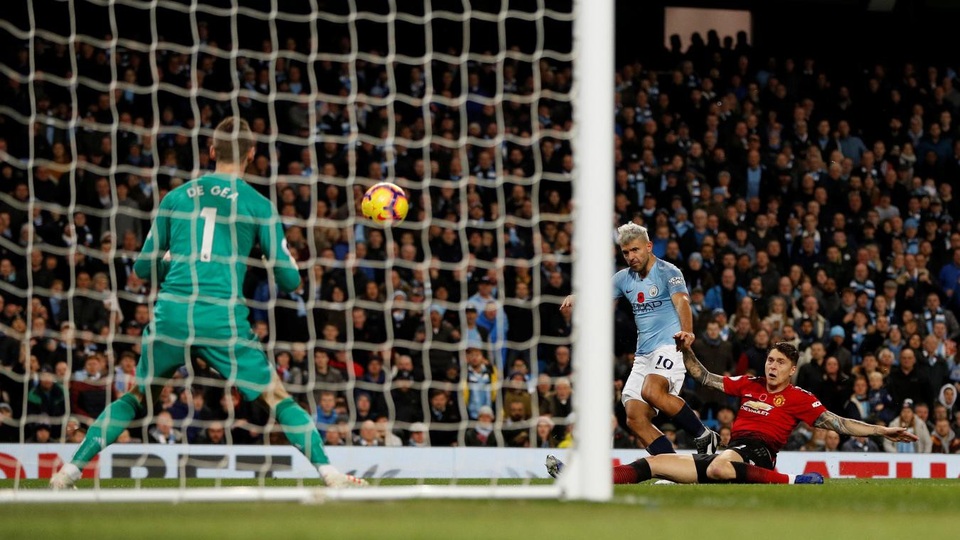 
Tuy nhiên, chỉ một giây phút lơ là của hàng thủ Man Utd, Aguero đã ghi bàn vào lưới đội bóng cùng thành Manhcester
