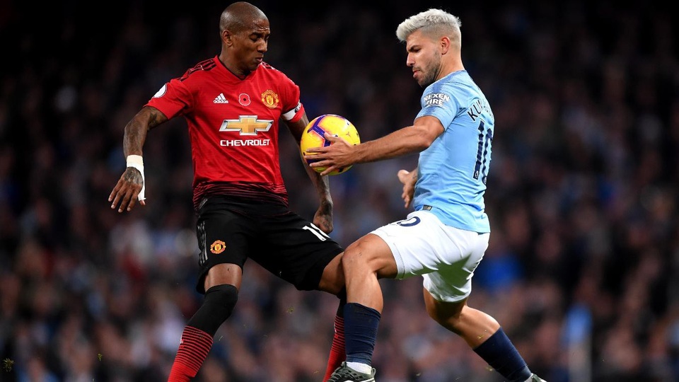 Ai chơi tệ nhất trong trận thua cay đắng của Man Utd? - 1
Young (trái) thi đấu rất nỗ lực ở bên cánh trái