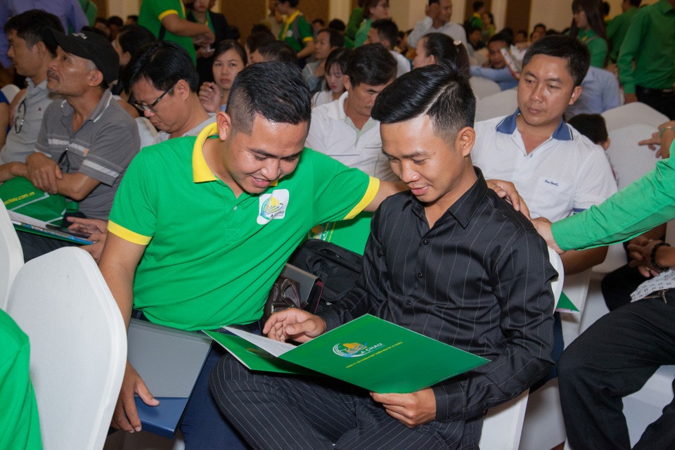 Chen chân mua đất nền thị xã Tân Uyên - 2 Nhân viên của Á Châu đang tư vấn cho khách hàng chọn lựa sản phẩm đất nền New Town 8.