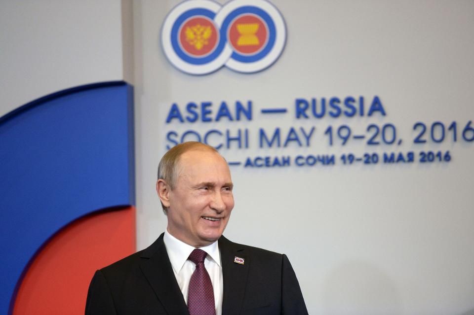 Ông Putin “xoay trục” sang châu Á giữa vòng kiềm tỏa của phương Tây - 1
Tổng thống Putin chào đón nguyên thủ các nước về dự hội nghị thượng đỉnh Nga - ASEAN tại Sochi, Nga năm 2016. (Ảnh: AFP)